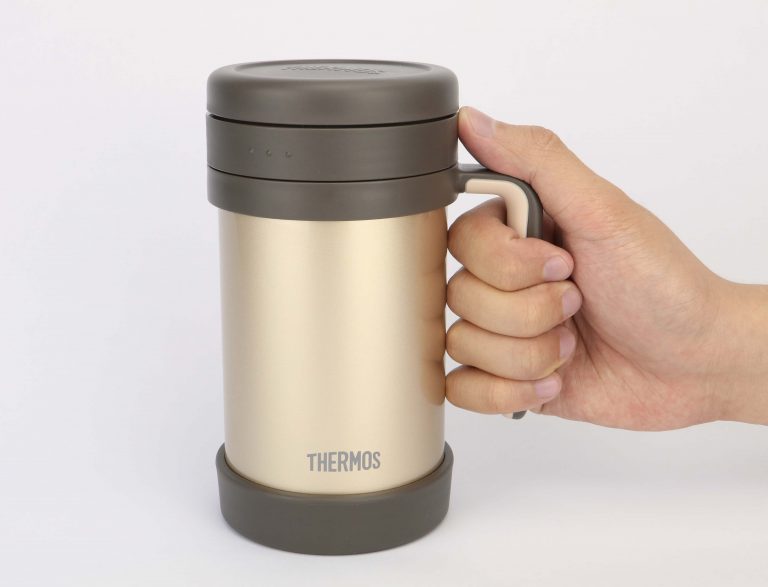 Thermos fashion mug with strainer